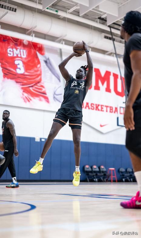 还能回来吗?奥莫特身穿北京男篮训练服训练 球迷热议一边倒