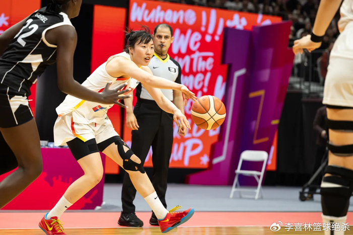 在场赢24分!中国女篮24岁1米86王牌闪耀:李梦替身变3D悍将|三分球|小前锋|罗欣棫|宫鲁鸣|篮板_新浪体育_新浪新闻